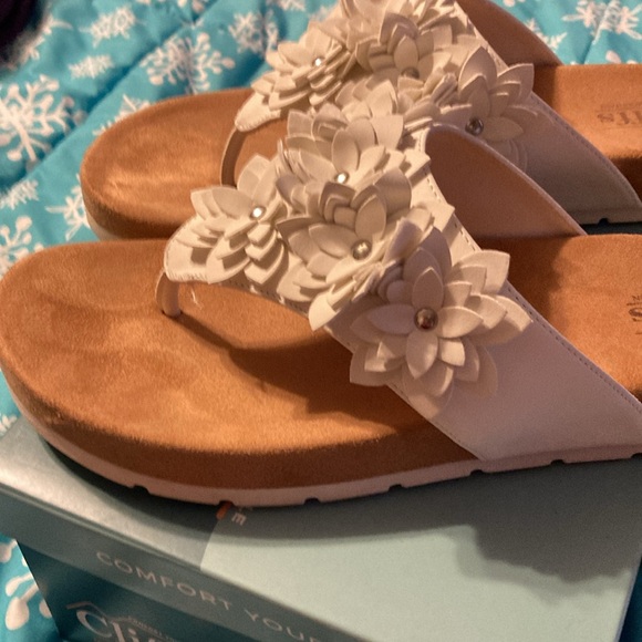 Cliffs by WHITE MOUNTAIN white Floral Sandals - Picture 3 of 5